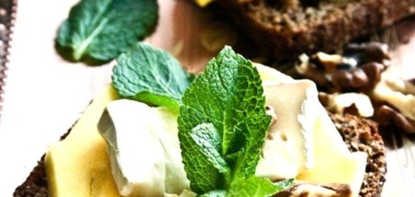 Кростини с манго, бри и мятой