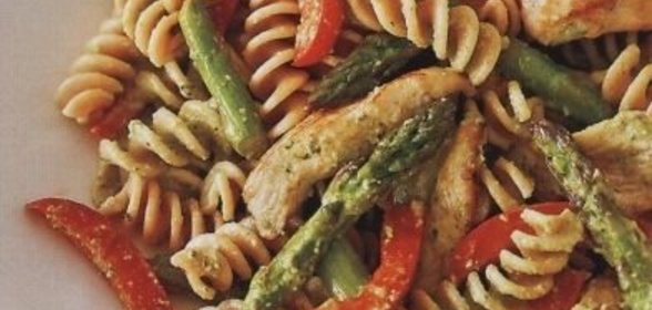 Макароны с куриным филе, овощами и соусом песто