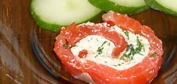Закусочный рулет из красной рыбы