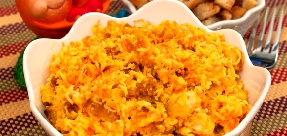 Салат с сухариками, сыром и морковкой