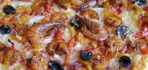 Пицца с креветками и овощами