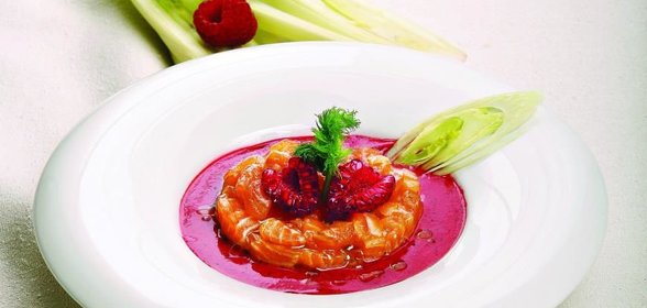 Тартар из лосося с соусом из малины
