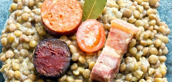 Чечевица с беконом и колбасками