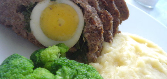 Мясной рулет с яйцом и зеленым луком