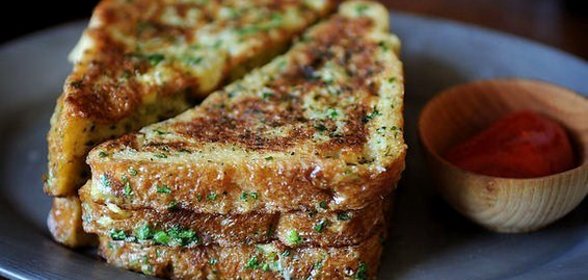 Тосты с зеленым луком и кинзой