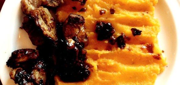 Жаренная свинина с тамариндом и пюре из батата