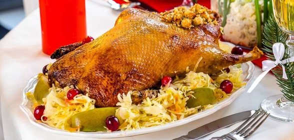 Утка с квашеной капустой и яблоками