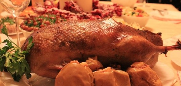 Запеченный с яблоками и рисом гусь с соусом из потрошков