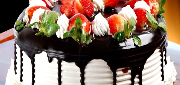 Праздничный торт с клубникой