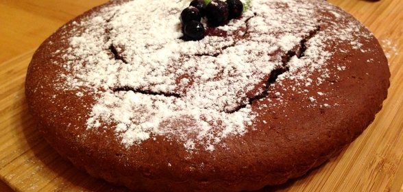 Пирог из кукурузной муки с черной смородиной