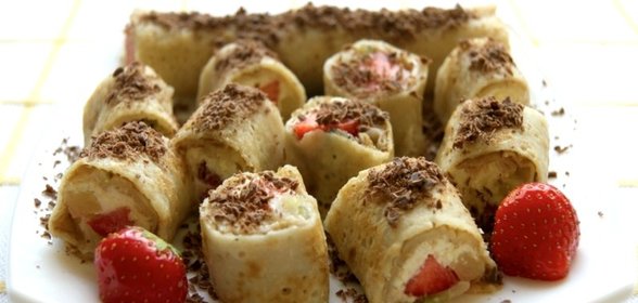 Блинчики с фруктами и мороженым
