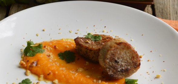 Телятина с тыквенным пюре, грецкими орехами и кинзой