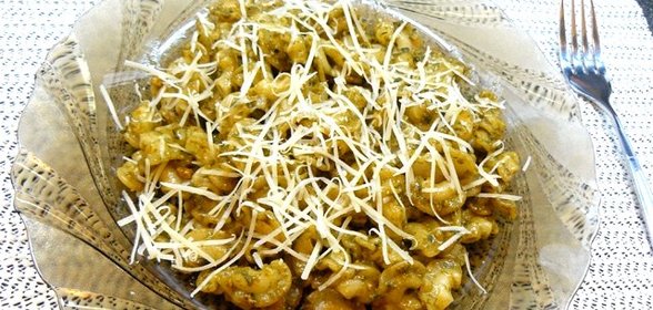 Макароны с соусом песто