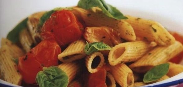Пенне с жареными помидорами и песто