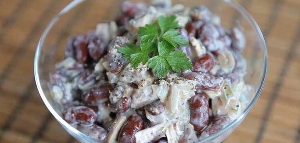 Салат с курицей грибами и фасолью консервированной