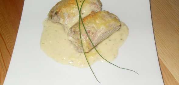 Мясные рулетики в сырном соусе