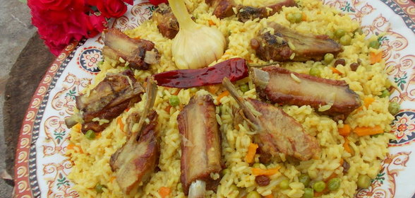 Плов с ребрышками,зеленым горошком и изюмом