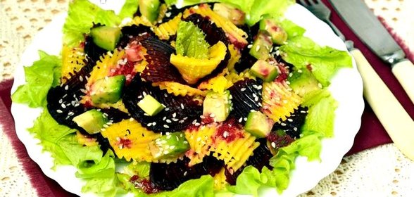 Салат из свёклы с авокадо и сыром