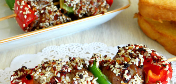 Мясная закуска на шпажках с кунжутом