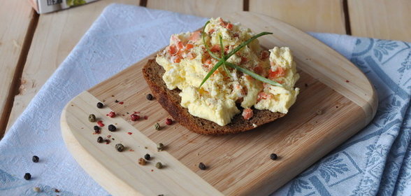 Яичница-болтунья или Аля скрэмбл с малосольным лососем