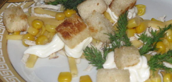 Салат с курицей и гренками