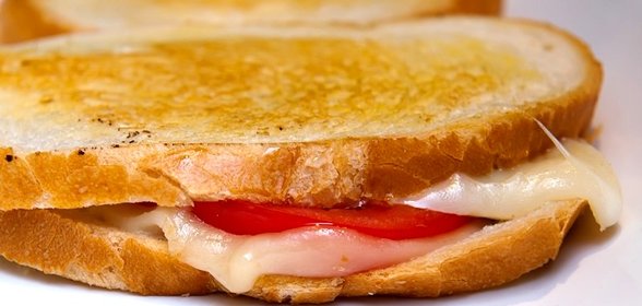 Горячий бутерброд на сковороде