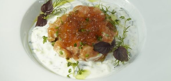 Тартар из семги с соусом дзадзики