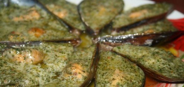 Мидии с сыром, сливочным маслом и чесноком