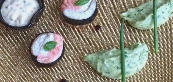 Рыбные медальоны Инь-ян с зеленым пюре, домашним тартаром и яблочной сальсой