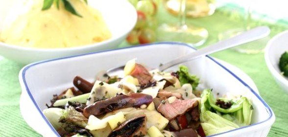 Салат из свинины с маринованными грибами, черносливом и сыром