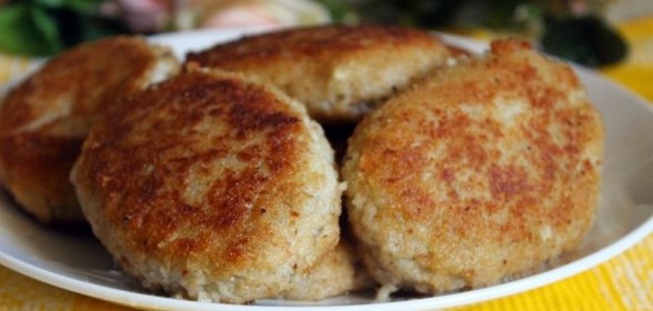Рыбные котлеты с картофелем и сливочным маслом