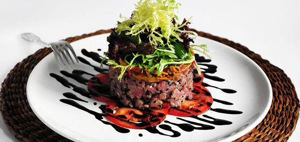 Тартар из тунца на планшете из помидоров