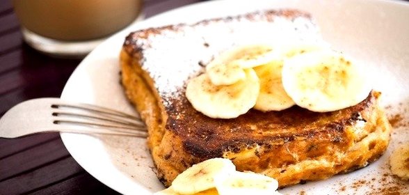 Французский тост с вареньем и бананами