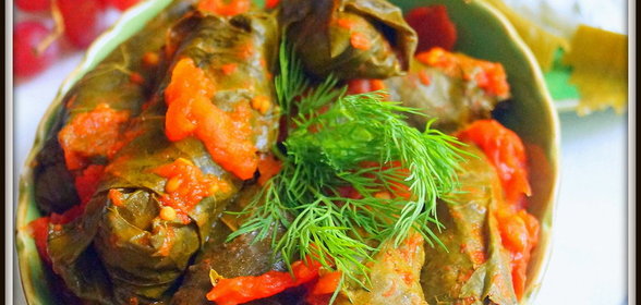 Долма с рубленым яйцом в томатной заливке