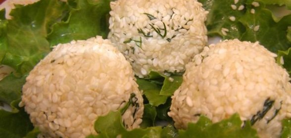 Салат-закуска из сыра с кунжутом и маслинами