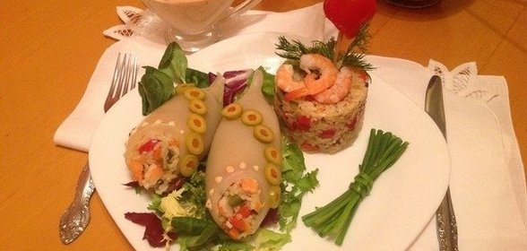Кальмары, фаршированные рисом, овощами и креветками