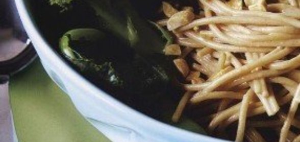 Салат из креветок с картофелем, луком и маслом