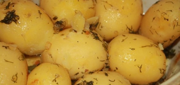 Молодой картофель с салом, укропом и специями