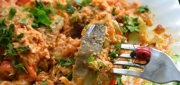 Горбуша с овощами и сметаной