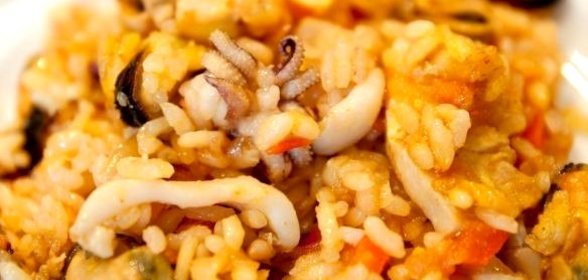 Паэлья с курицей и морепродуктами