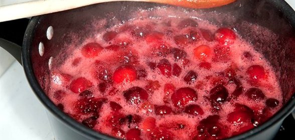 Клюквенный соус с белым луком и светлым изюмом