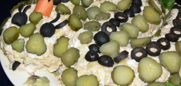 Салат с горбушей, картофелем и плавленым сыром «Змейка»