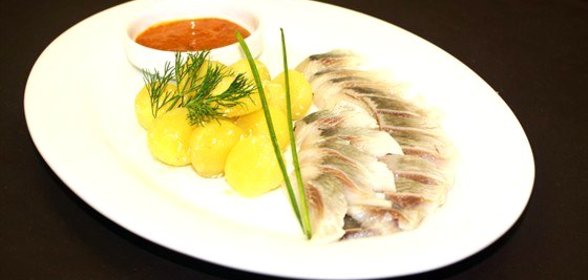 Сельдь с картофелем и конфитюром из облепихи