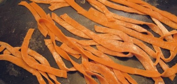 Макароны со шпикачками и соусом «Песто»