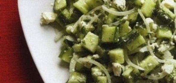 Огуречный салат с луком и сыром