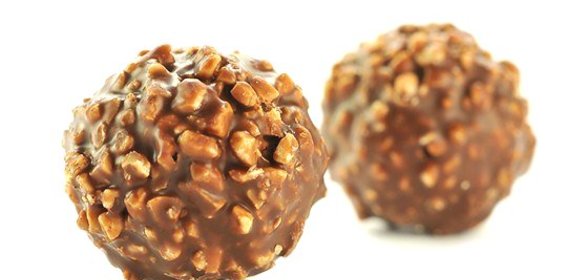 Шоколадные трюфели с бальзамическим уксусом и соленым арахисом