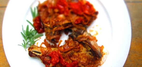 Свиные отбивные с чатни из яблок