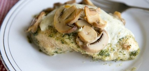 Курица в соусе песто