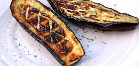 Баклажаны на гриле с чесноком, лимонным соком и тмином
