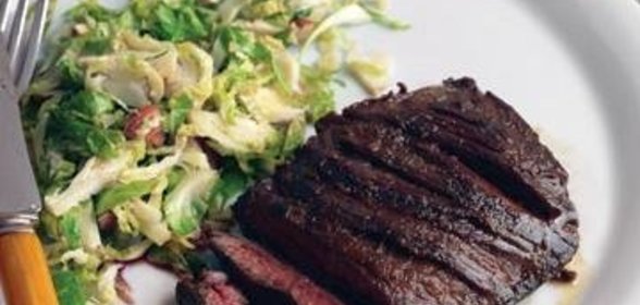 Стейк с брюссельской капустой и миндалем